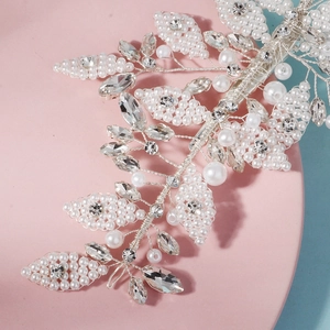 Détails de la barrette de mariée faite à la main avec perles blanches et cristaux brillants