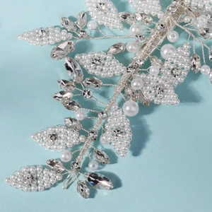 Vue macro d'une pince à cheveux de mariée avec perles et cristaux en design de feuille