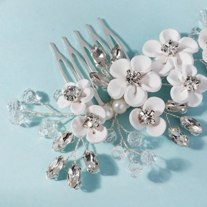 Détail du peigne de mariée avec fleurs en céramique blanche et cristaux brillants