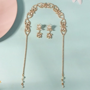 Détails de parure bijoux mariage avec chaîne de tête et boucles d'oreilles strass