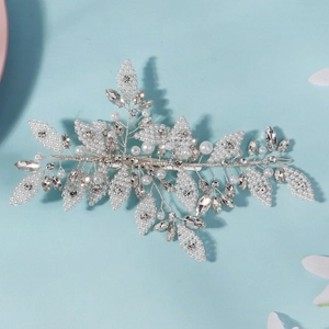 Peigne à cheveux de mariée en argent avec perles à la main et strass pour mariage