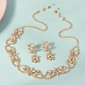 Détail macro d'une parure de mariage en strass avec finition dorée et fermoir perle