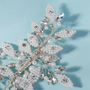 Bijou de tête mariée fait main avec perles blanches et strass sur fil argenté