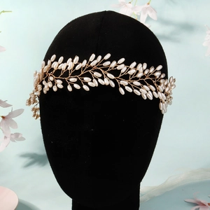 Detailansicht der handgefertigten Perlenblatt-Braut-Haarband mit Golddrahtgeflecht
