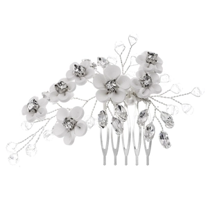 Peigne à cheveux de mariée fait main avec fleurs blanches, cristaux et perles sur base argent