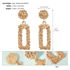 Dimensions et poids détaillés des boucles d'oreilles pendantes dorées à texture martelée