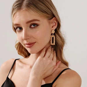 Boucles d'oreilles géométriques dorées avec texture lave martelée pour le quotidien