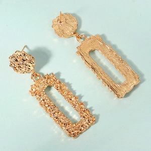 Boucles d'oreilles dorées avec texture martelée et pendentif rectangulaire chic