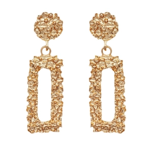Boucles d'oreilles dorées à texture martelée irrégulière avec pendentifs rectangulaires