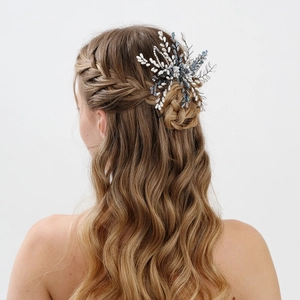 Détail d'un peigne à cheveux artisanal pour mariée avec perles blanches et cristaux bleus