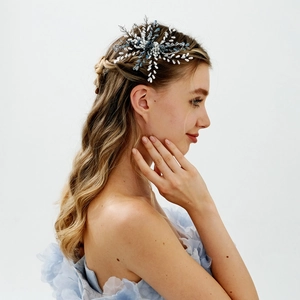 Détail d'un peigne à cheveux de mariée fait main avec des perles bleues et des cristaux