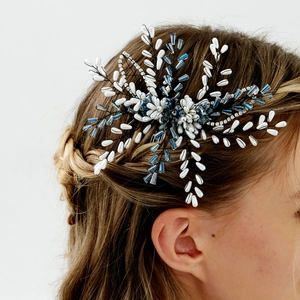 Détail du peigne à cheveux mariée avec cristaux bleus et perles pour coiffure mariage