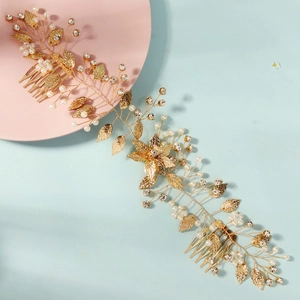 Tralcio di capelli da sposa dorato con foglie di metallo, perle e cristalli scintillanti