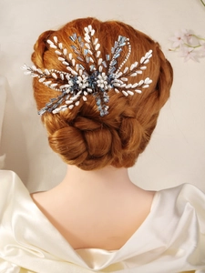 Détail d'un peigne à cheveux mariée fait main avec cristaux bleus et perles blanches de mariage