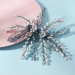 Détail d'un peigne à cheveux mariée fait main avec cristaux bleus, perles et strass sur fil