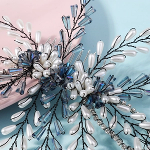 Peigne à cheveux de mariée fait main avec cristaux bleus, perles et strass