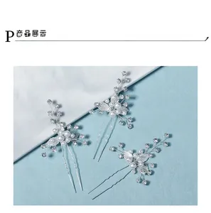 Dettaglio di forcine da sposa con perle eleganti e strass scintillanti per acconciature