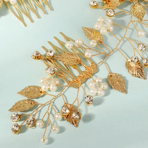 Pettine per capelli da sposa dorato a mano con perle bianche, strass e foglie