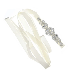 Détail d'une ceinture de mariée élégante avec strass brillants sur ruban satin ivoire
