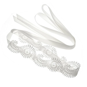 Détail de ceinture de mariée blanche avec broderie en dentelle et texture de soie lisse