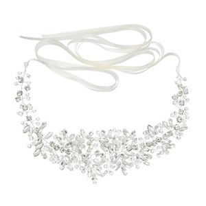 Détail de ceinture de mariée avec fleurs en fil argenté, strass cristal et ruban en satin blanc