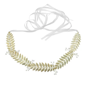 Détail de la coiffe de mariée à feuilles dorées avec perles blanches et rubans