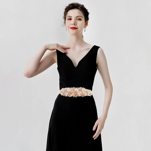 Détail de la ceinture de mariée ornée de fleurs en tissu pêche et perles de cristal