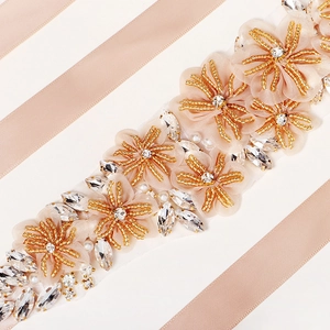 Ceinture de mariée raffinée avec fleurs en tissu rose tendre et perles élégantes