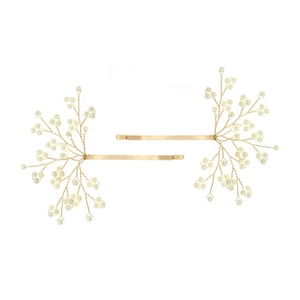 Détail de deux barrettes feuilles dorées avec perles blanches sur fond blanc pur