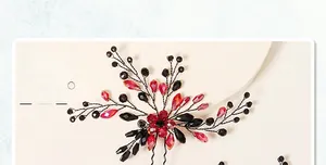 Détail d'une épingle à cheveux de mariée avec perles de cristal rouges et noires