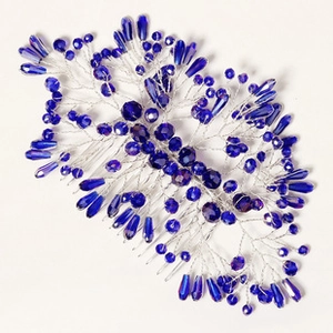 Dettaglio del pettine da sposa in filo d'argento con perline di cristallo blu e strass