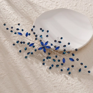 Peigne à cheveux de mariée avec cristaux bleu roi et design de fleur en argent
