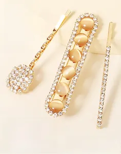 Détail du lot de trois barrettes à cheveux avec opales champagne et cristaux dorés