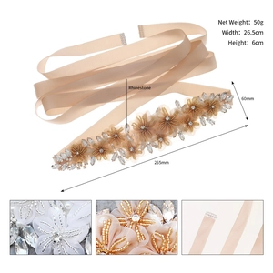 Détails de la ceinture de mariée champagne avec fleurs perlées et strass élégants