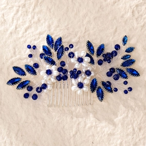 Peigne à cheveux de mariée avec cristaux bleu roi et perles blanches sur fil d'argent