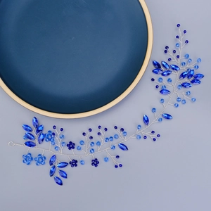 Détails de la vigne à cheveux faite main avec cristaux bleu roi et fil métallique argent