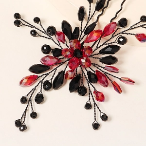 Pic à cheveux artisanal perlé rouge et noir avec un design vintage pour mariée