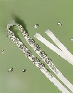 Détails de la ceinture de mariée faite main avec cristaux argentés sur ruban de satin blanc