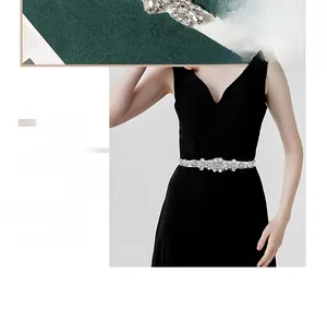 Vue détaillée de la ceinture de mariée en strass avec des motifs floraux complexes