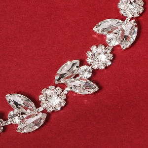 Jarretière de mariée élégante avec strass luxueux et motifs floraux en cristal
