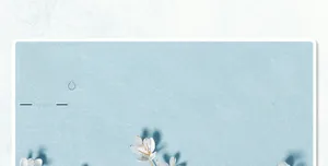 Détail de fleurs en émail blanc et feuilles sur une épingle à cheveux de mariée avec strass