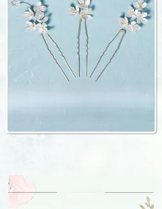 Détail de trois épingles à cheveux de mariée avec fleurs blanches et feuilles dorées