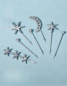Détail du lot de barrettes étoile et lune argentées avec des strass étincelants