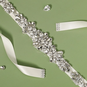 Ceinture de mariée exquise avec cristaux sur ruban de satin ivoire pour robes de mariée