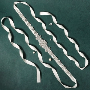 Ceinture de mariée raffinée avec strass argentés sur un ruban de satin blanc luxueux