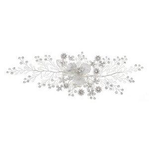 Vue détaillée d'accessoire cheveux floral en argent fait main avec perles et fleurs