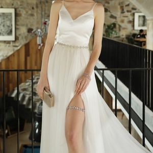 Robe de mariée élégante en satin blanc avec jupe en tulle et jarretière en strass