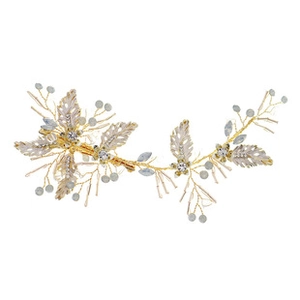 Gros plan détaillé sur une pince à cheveux florale avec perles de cristal et feuilles blanches