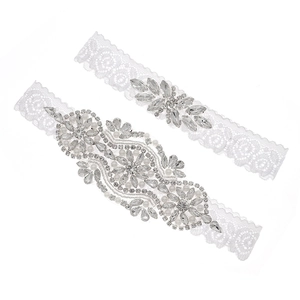 Exquisites Braut-Strumpfband-Set mit weißer floraler Spitze, Perlen und glänzenden Strasssteinen