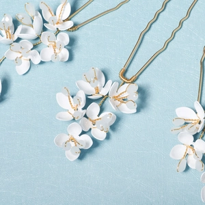Épingles à cheveux mariée en U avec fleurs en acrylique blanc et détails en strass dorés